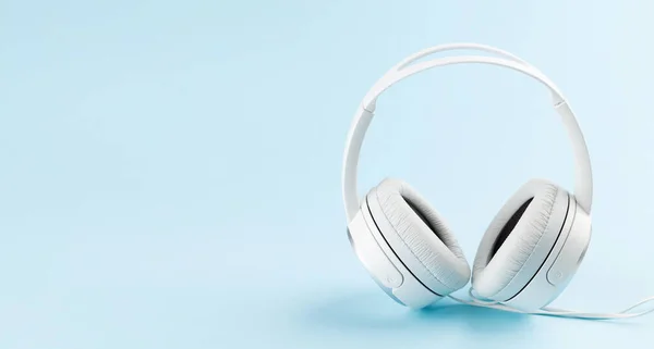 Λευκά Ακουστικά Πάνω Από Μπλε Φόντο Χώρο Αντίγραφο Πρότυπο Podcast — Φωτογραφία Αρχείου