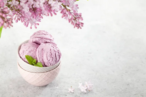 アイスクリームのサンデーボウルとライラックの花 コピースペース付き — ストック写真
