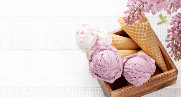 Kremalı Dondurma Leylak Çiçekleri — Stok fotoğraf