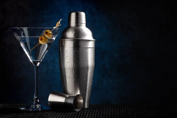 Cóctel Agitador Cóctel Martini Sobre Fondo Oscuro Con Espacio Para — Foto de Stock