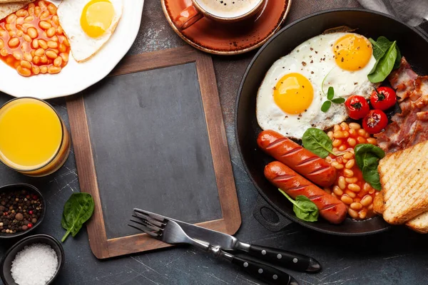 揚げ卵と英語の朝食 ベーコンとソーセージ コピースペース付きのトップビューフラットレイ — ストック写真