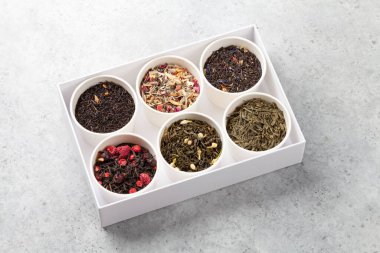 Kutuda çeşitli kurutulmuş çaylar.