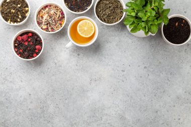 Çeşitli kurutulmuş çay, nane ve limon. Bitki, yeşil ve siyah çay yaprakları. Üst görünüm düzlüğü kopyalama alanı ile yatıyordu