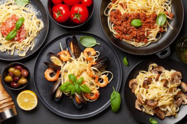 Çeşitli İtalyan makarnaları. Deniz ürünleri, mantar ve domates soslu makarna, spagetti bolonez. Üst görünüm düzlüğü