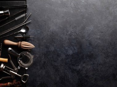 Çeşitli kokteyl aletleri. Titretici, süzgeç, meyve sıkacağı. Üst görünüm düzlüğü kopyalama alanı ile yatıyordu