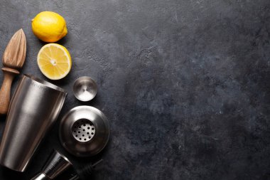 Çeşitli kokteyl aletleri. Titretici, süzgeç, meyve sıkacağı. Üst görünüm düzlüğü kopyalama alanı ile yatıyordu