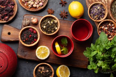 Çeşitli kurutulmuş çay ve çaydanlık. Üst görünüm düzlüğü