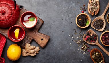 Limonlu çay, nane ve tahta üzerinde çaydanlık. Üst görünüm düzlüğü kopyalama alanı ile yatıyordu