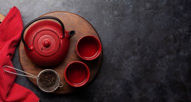 Limonlu çay, nane ve tahta üzerinde çaydanlık. Üst görünüm düzlüğü kopyalama alanı ile yatıyordu