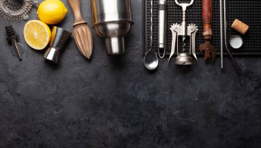 Çeşitli kokteyl aletleri. Titretici, süzgeç, meyve sıkacağı. Üst görünüm düzlüğü kopyalama alanı ile yatıyordu