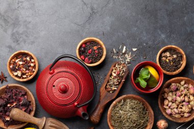 Çeşitli kurutulmuş çay, nane ve limon. Bitki, yeşil, böğürtlen ve siyah çay yaprakları. Üst görünüm düzlüğü kopyalama alanı ile yatıyordu