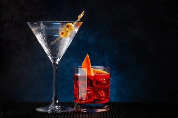 Cócteles Negroni Martini Sobre Fondo Oscuro Con Espacio Para Copiar — Foto de Stock