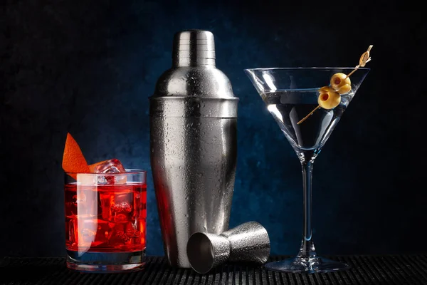 Coctelera Negroni Cócteles Martini Sobre Fondo Oscuro — Foto de Stock