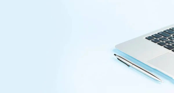 Laptop Długopis Niebieskim Tle Szerokie Tło Przestrzenią Kopiowania Wzór Projektów — Zdjęcie stockowe