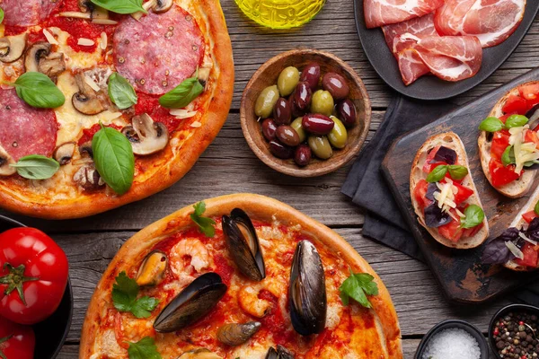 Italian Cuisine Pepperoni Seafood Pizza Olives Antipasto Toasts Flat Lay — Stock Photo, Image
