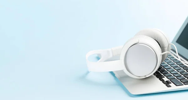 Witte Koptelefoon Laptop Blauwe Achtergrond Met Kopieerruimte Podcast Audioboek Muzieksjabloon — Stockfoto
