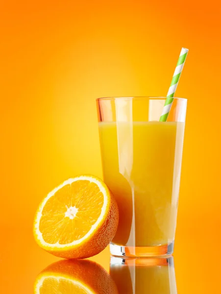 Frischer Orangensaft Glas Und Die Hälfte Der Orangenfrüchte Auf Orangefarbenem — Stockfoto