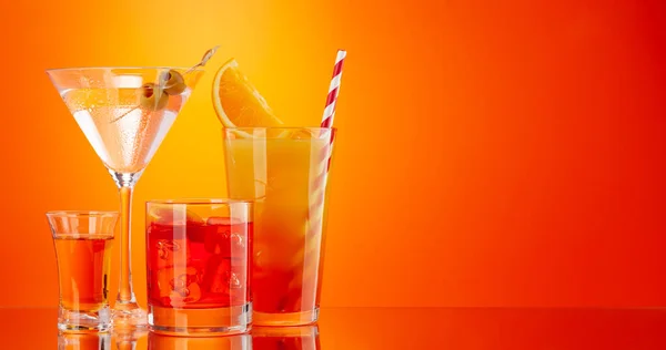 Cócteles Negroni Tequila Sunrise Martini Sobre Fondo Naranja Con Espacio — Foto de Stock