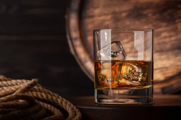 Copo Com Uísque Conhaque Rum Dourado Gelo Frente Velho Barril — Fotografia de Stock