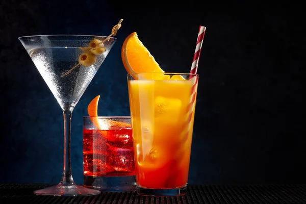 Cócteles Negroni Tequila Sunrise Martini Sobre Fondo Oscuro Con Espacio — Foto de Stock