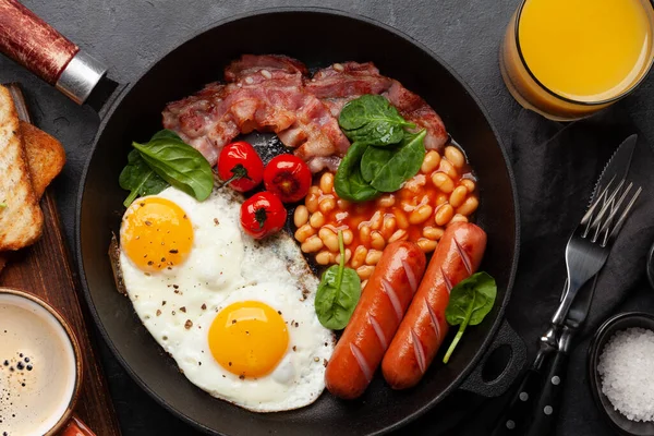 揚げ卵と英語の朝食 ベーコンとソーセージ コーヒーとオレンジジュースとトップビューフラットレイ — ストック写真