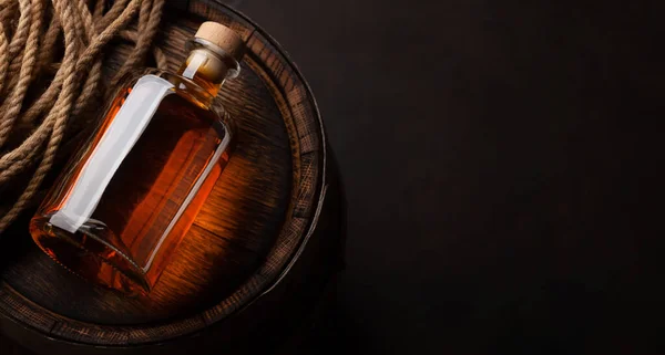 Bouteille Avec Rhum Cognac Whisky Sur Vieux Tonneau Bois Vue — Photo