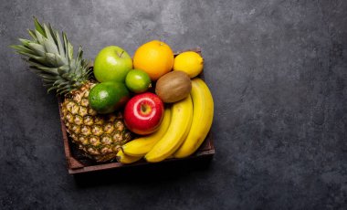 Sağlıklı meyvelerle dolu tahta bir kutu. Kopyalama alanı olan düz