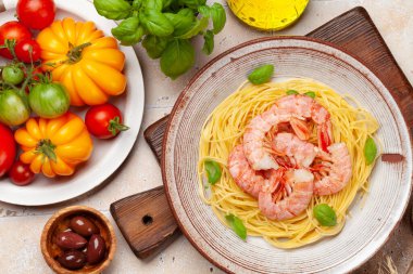 Karidesli makarna ve çeşitli domatesler. İtalyan mutfağı. Düz yatıyordu