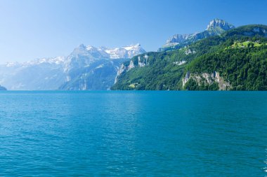 İsviçre 'de Alpler dağlarındaki karlı gölün panoramik manzarası