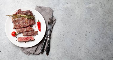 Baharatlı ve otlu ızgara biftek. Kopyalama alanı olan düz