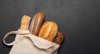 Taş masanın üzerinde taze pişmiş ekmek. Kopyalama alanı olan düz