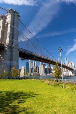 New York şehri silueti ve Brooklyn köprüsü. Manhattan Gökdelenleri Panoraması