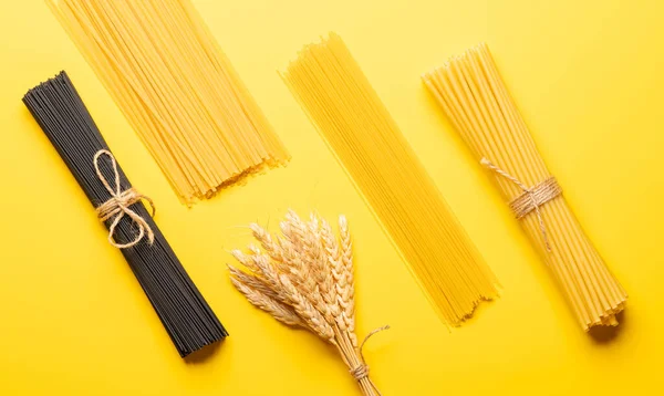 Various Uncooked Pasta Spaghetti Flat Lay — Stock Photo, Image