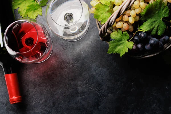 酒瓶和篮子里的葡萄 有复制空间 — 图库照片
