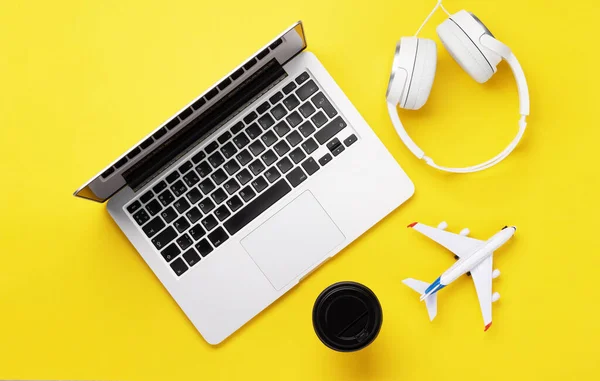 Travel Online Booking Concept Laptop Airplane Yellow Desk Flat Lay — Stock Photo, Image