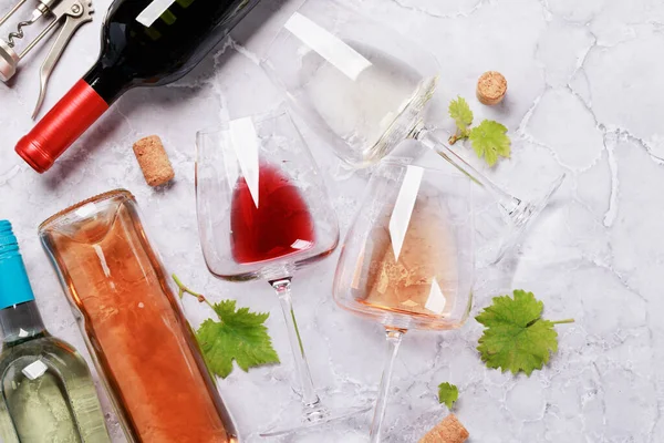 Witte Roze Rode Wijnglazen Flessen Vlakke Plaat — Stockfoto