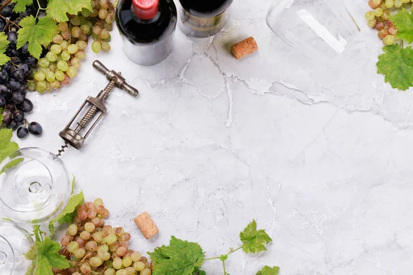 Ποτήρια Κρασιού Μπουκάλια Και Σταφύλια Μαρμάρινο Τραπέζι Επίπεδη Lay Αντίγραφο — Φωτογραφία Αρχείου