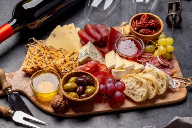 Prosciutto, salam, kraker, peynir, zeytin ve fındıklı pano.