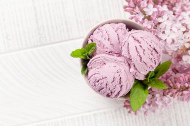 Kasede meyveli dondurma ve leylak çiçekleri. Kopyalama alanı olan düz