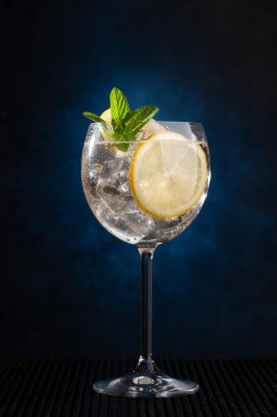 Koyu arkaplanda cin tonik kokteyli ve kopyalama alanı