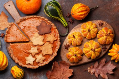 Ev yapımı balkabağı kek ve balkabağı turtası gibi görünür. Üst görünüm düzlüğü