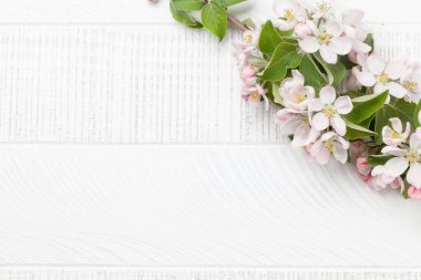 Elma çiçeği ağacı dalı ahşap masanın üzerinde. Üst görünüm düzlüğü, kopyalama alanı ile yatıyordu, bahar kartı için şablon