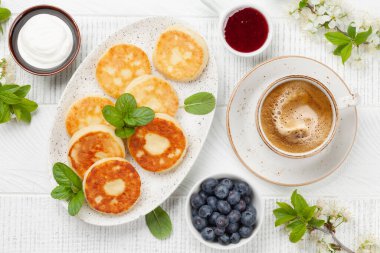 Böğürtlenli krep, ekşi krema ve böğürtlen. Kahveyle kahvaltı. Üst görünüm düzlüğü