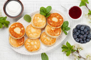 Böğürtlenli krep, ekşi krema ve böğürtlen. Üst görünüm düzlüğü