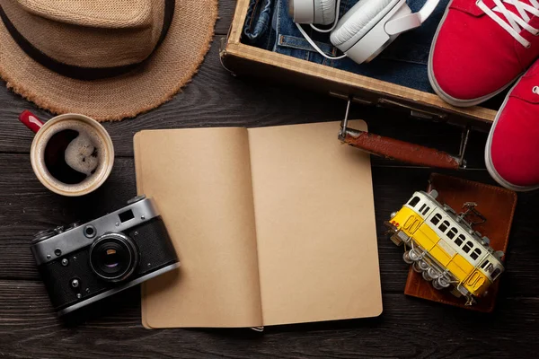 旅行や休暇のコンセプト 旅行アクセサリーやアイテム コーヒーカップ 空白のメモ帳とトラムのおもちゃ 旅行ノートのためのスペース付きトップビューフラットレイ — ストック写真