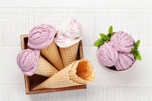 Waffle Külahında Çeşitli Dondurmalar Üst Görünüm Düzlüğü — Stok fotoğraf