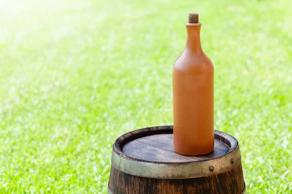 Weinflasche Auf Fass Sonnigen Garten Mit Kopierraum — Stockfoto