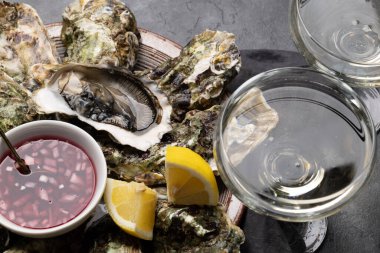 Taze istiridye ve köpüklü şarap. Yakın çekim.