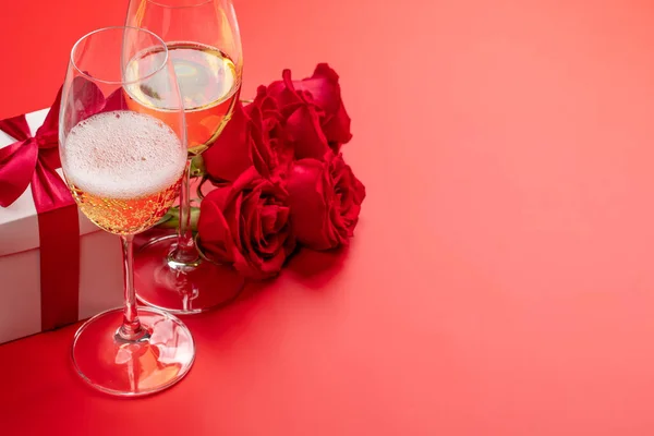Valentinstagskarte Mit Champagner Rosenblumen Und Geschenkbox Auf Rotem Hintergrund Mit — Stockfoto
