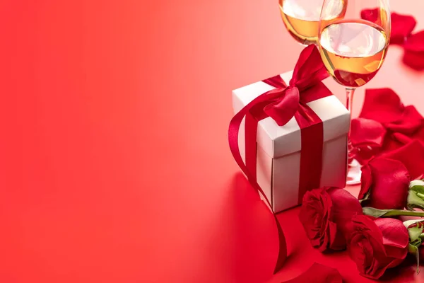 Valentijnskaart Met Champagne Rozenbloemen Geschenkdoos Rode Achtergrond Met Ruimte Voor — Stockfoto